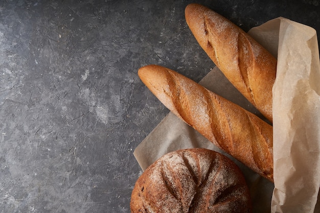 Frisches hausgemachtes Brot, französisches Baguette, glutenfreies Graubrot