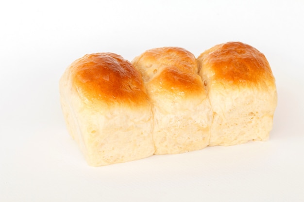 Foto frisches hausgemachtes brot über weißem tisch.