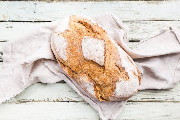 Frisches hausgemachtes Knäckebrot, Ansicht von oben. Französisches Brot. Brot im Sauerteig. Ungesäuertes Brot