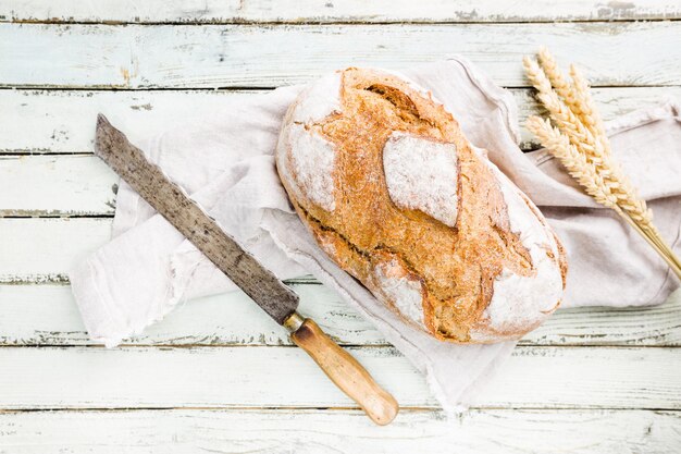 Frisches hausgemachtes Knäckebrot, Ansicht von oben. Französisches Brot. Brot im Sauerteig. Ungesäuertes Brot