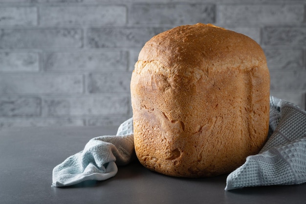 Frisches hausgemachtes Knäckebrot auf einem grauen Tisch