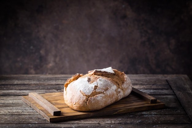 Frisches hausgemachtes Knäckebrot auf Holzhintergrund. Französisches Brot. Brot im Sauerteig. Ungesäuertes Brot