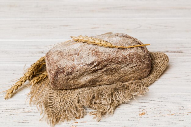 Frisches hausgemachtes Knäckebrot auf Serviette Draufsicht Gesundes ungesäuertes Brot Französisches Brot Draufsicht Backwaren