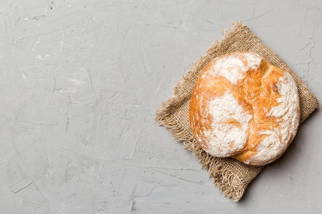 Frisches hausgemachtes knuspriges rundes Brot auf Serviette Draufsicht Gesundes ungesäuertes Brot Französisches Brot Draufsicht Backwaren