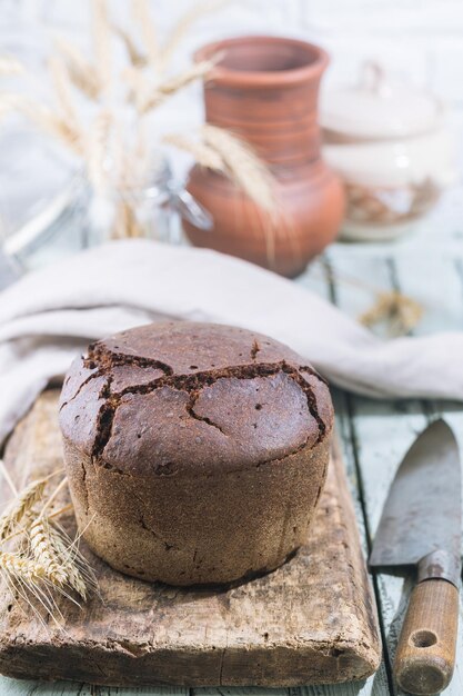 Frisches hausgemachtes traditionelles Roggenbrot auf rustikalem Holzhintergrund