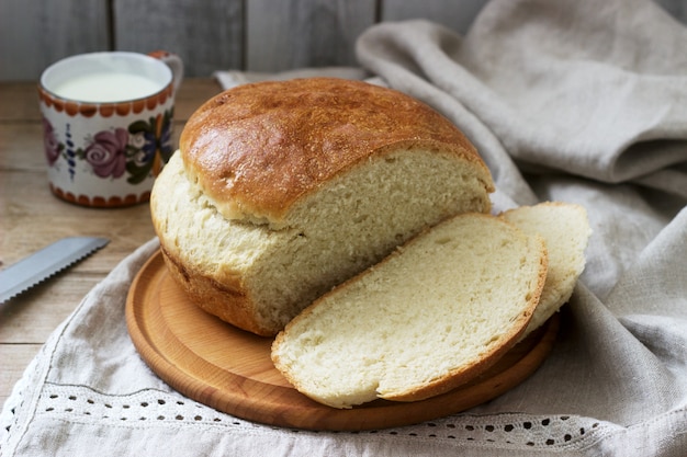 Frisches hausgemachtes Weizenhefebrot auf einer Leinentischdecke. Rustikaler Stil.