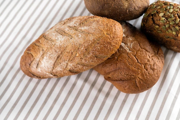 Frisches heißes leckeres Brot liegt auf dem Tisch Backen in der Bäckerei