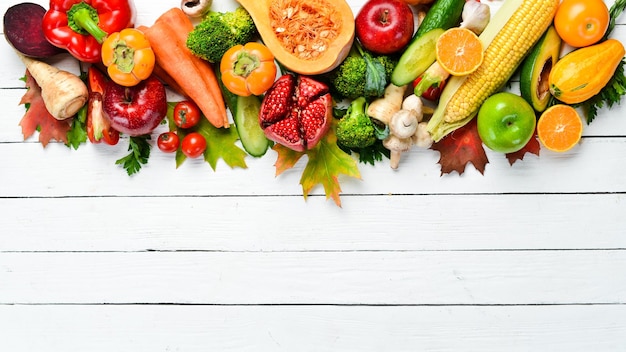 Frisches Herbstgemüse und Obst auf weißem Holzhintergrund Gesundes Essen Draufsicht Freier Kopierplatz