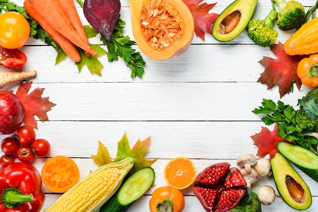 Frisches Herbstgemüse und Obst auf weißem Holzhintergrund Gesundes Essen Draufsicht Freier Kopierplatz