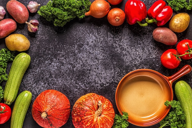 Frisches Herbstgemüse zum Kochen auf dunklem Hintergrund, Ansicht von oben.