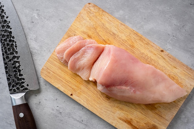 Frisches Huhn auf einem Schneidebrett aus Holz Huhn ist eine Proteinquelle