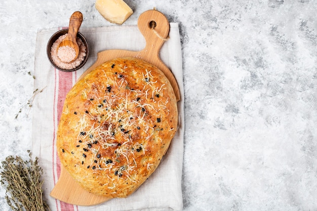 Frisches italienisches Focaccia-Brot mit Kräutern und Oliven