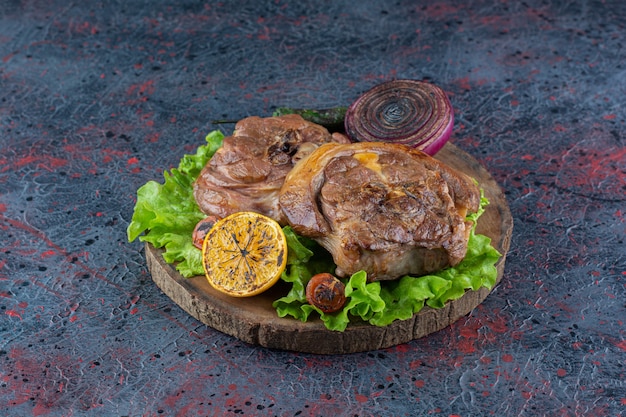 Frisches köstliches saftiges Steak auf Holzschneidebrett gelegt.