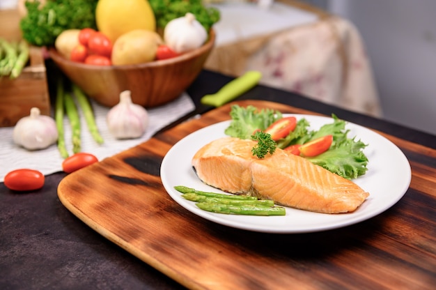 Frisches Lachssteak mit Salat. Online-Lernen zum Kochen von Diät und gesundem Essen, wenn Sie während des Coronavirus zu Hause bleiben.
