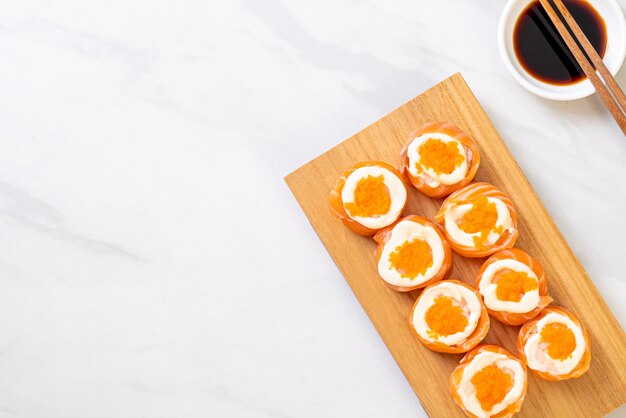 Frisches Lachssushi-Brötchen mit Mayonnaise und Garnelenei