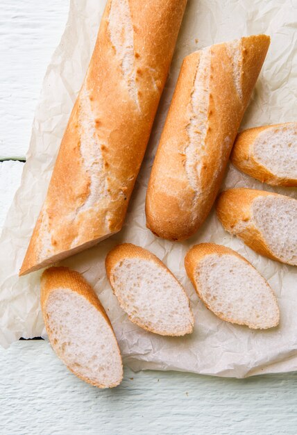 Frisches langes Baguette auf Papier