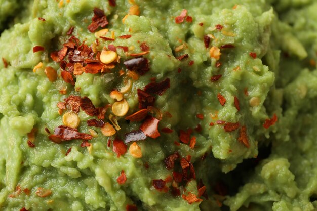 Frisches leckeres Guacamole mit Gewürzen, Nahaufnahme