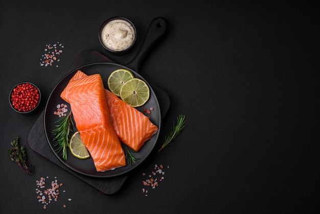 Frisches leckeres rohes rotes Fischfilet mit Gewürzen und Kräutern