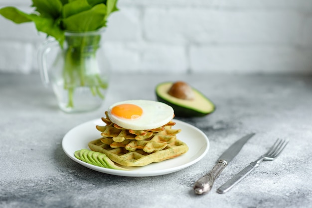 Frisches leckeres und nahrhaftes Frühstück mit Spinatwaffeln