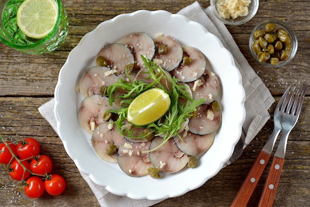 Frisches Makrelen-Carpaccio mit Kapern, Parmesan, Rucola und Olivenöl