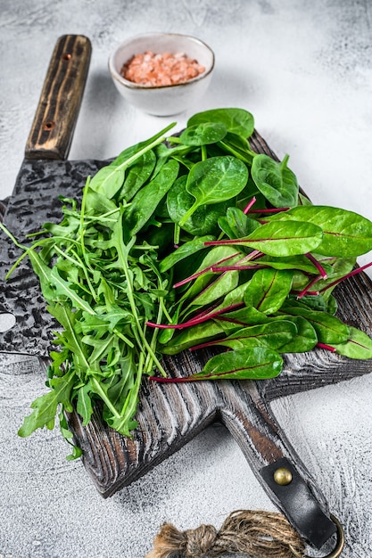 Frisches Mischgemüse, Spinat, Mangold und Rucola. Weißer Hintergrund. Draufsicht.