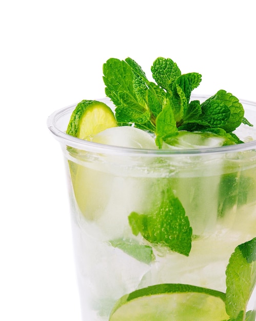 Frisches Mojito-Getränk auf weißem Hintergrund