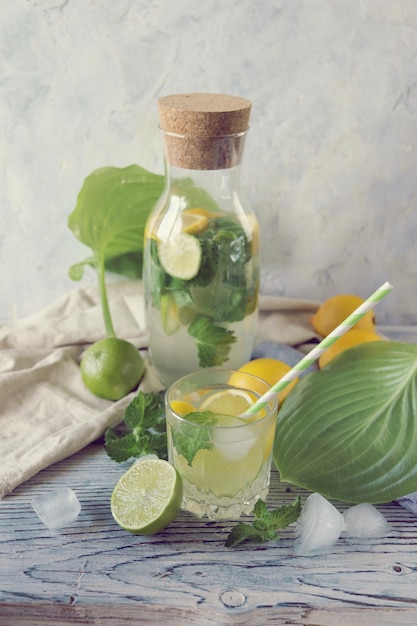 Frisches Mojito-Getränk aus Zitronen-Lime-Eis und Minzblättern