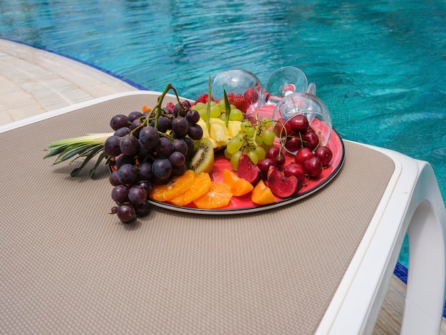 Frisches Obst am Pool