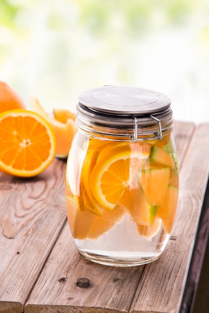 Frisches Obst Aromatisierte Wassermischung aus Orange und Melone