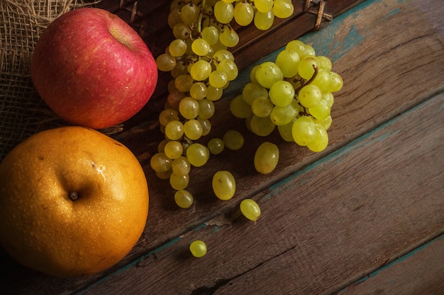 Frisches Obst auf altem Holz.