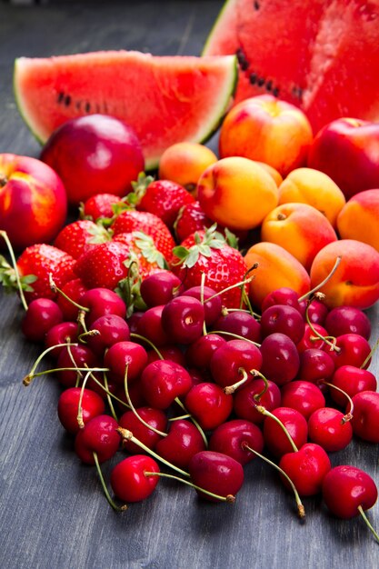 Frisches Obst auf Holztisch