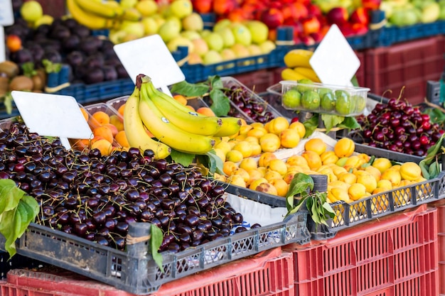 Frisches Obst in Kartons auf dem Markt