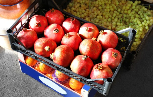 Frisches Obst in Kisten auf dem Markt