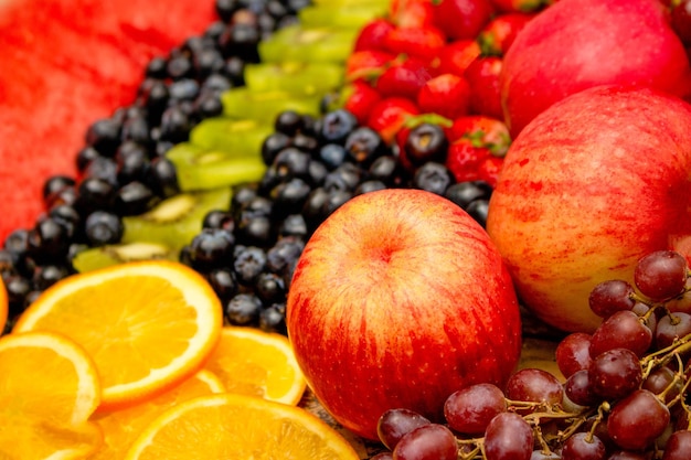 Frisches Obst-Konzept Anordnung von Kiwi-Orangen-Apfel und sortiertem Burry als Hintergrund