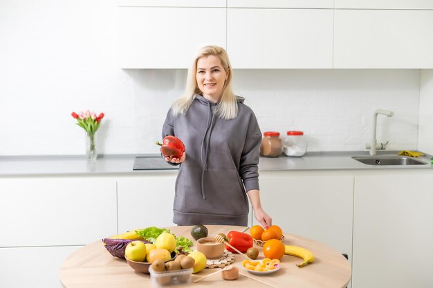 Frisches obst und gemüse auf dem tisch im kücheninterieur, gesundes lebensmittelkonzept.