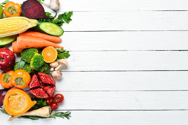 Frisches Obst und Gemüse auf weißem Holzhintergrund Gesunde Lebensmittel Draufsicht Freier Kopierplatz