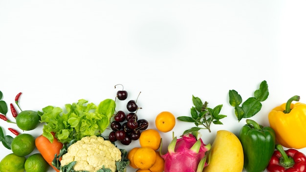 Foto frisches obst und gemüse. flache lage von frischem rohem bio-gemüse auf weißem hintergrund