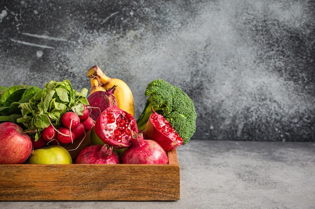 Frisches Obst und Gemüse im Holztablett-Kopierraum