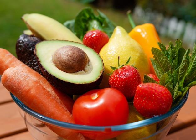 Frisches Obst und Gemüse in einer Glasschüssel im Garten