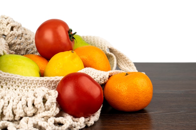 Frisches Obst und Gemüse in einer Saitentasche, Essen