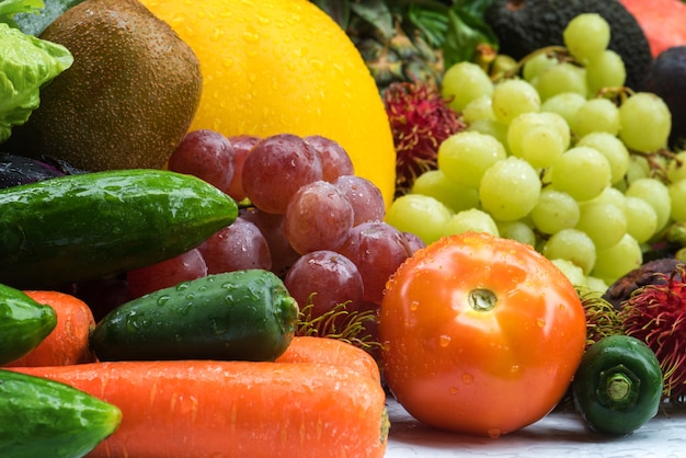 Frisches Obst und Gemüse nach dem Waschen