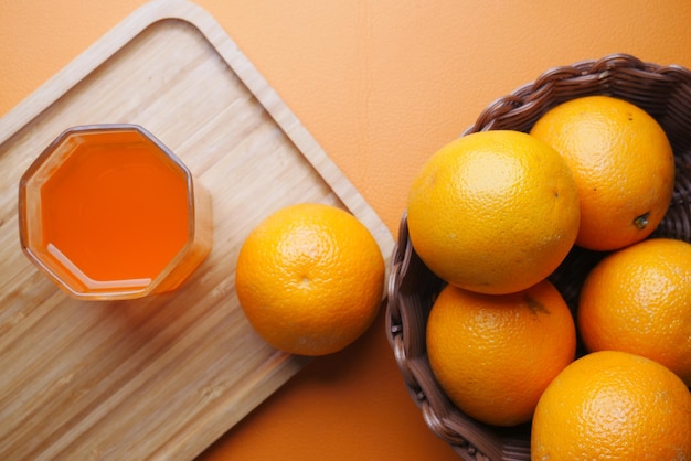 Frisches Obst und Orangensaft auf dem Tisch