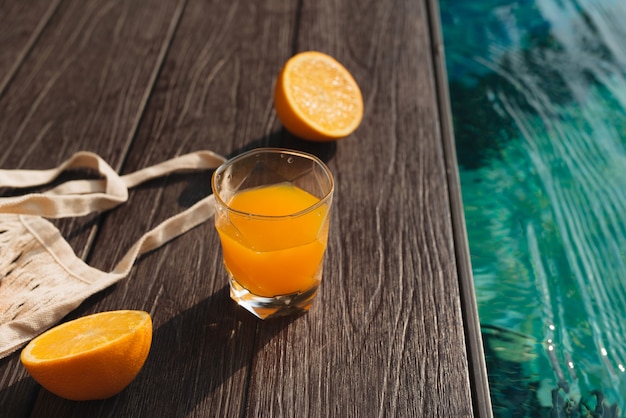 Frisches Orange und Sommermode-Strandaccessoires