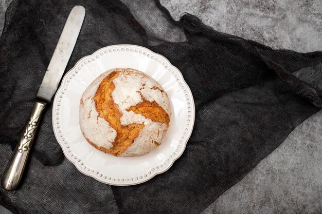 Frisches portugiesisches Maisbrot Broa auf weißem kleinen Teller