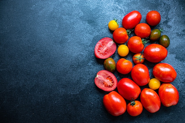 Frisches reifes Tomatengemüse für Salat