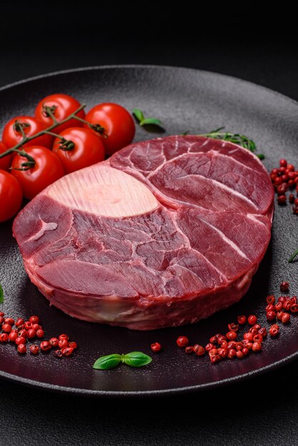 Frisches Rinder-Ossobuco-Steak mit Salz, Gewürzen und Kräutern