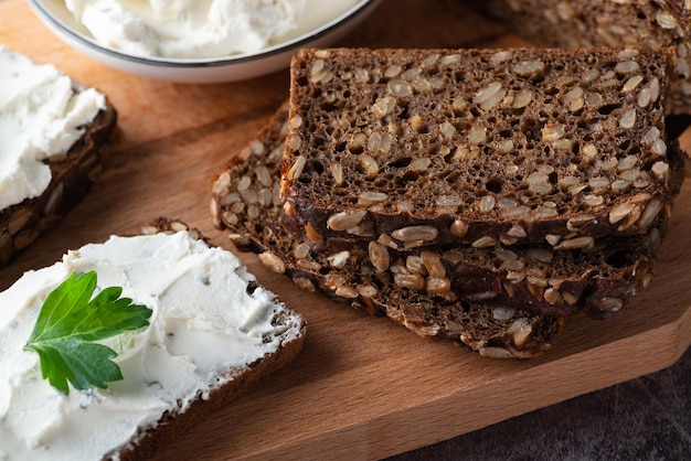 Frisches Roggenbrot mit Hüttenkäse und grünen Kräutern