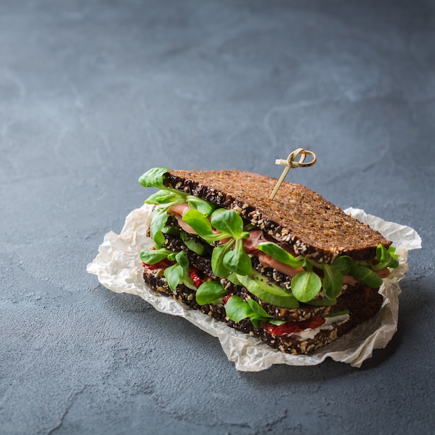 Frisches Roggenbrot-Sandwich mit Schinkensalat und Tomate