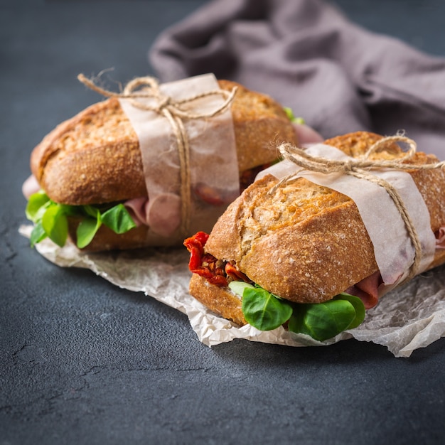 Frisches Roggenbrot-Sandwich mit Schinkensalat und Tomate