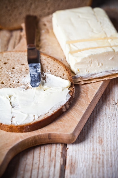 Frisches Roggenbrot und Butter